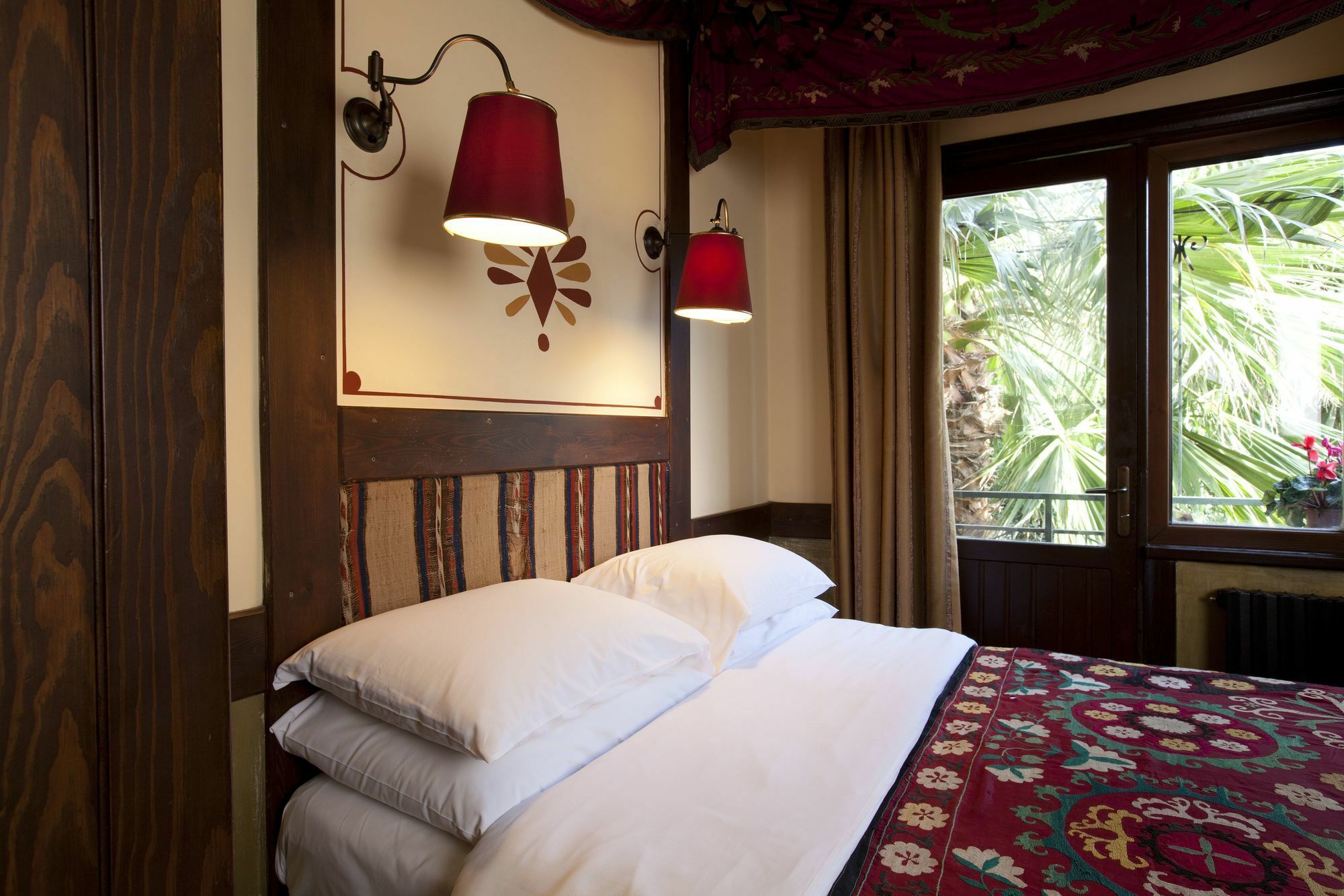 Hotel Empress Zoe 2*