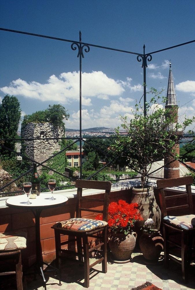 Hotel Empress Zoe 2*